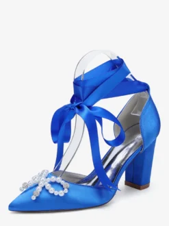 Chaussures de mariage blanches en satin à bout pointu et perles nœud et talon épais