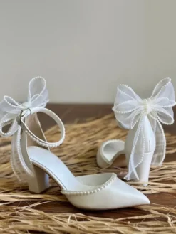 Chaussures de mariage blanches à bout pointu nœud perles talon épais