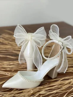 Chaussures de mariage blanches à bout pointu nœud perles talon épais