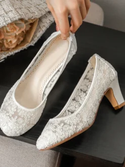 Chaussures de mariage en dentelle à petits talons compensés à enfiler.
