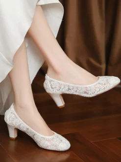 Chaussures de mariage en dentelle à petits talons compensés à enfiler.