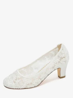 Chaussures de mariage en dentelle à petits talons compensés à enfiler.
