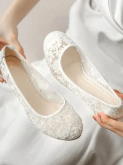 Chaussures de mariage en dentelle à petits talons compensés à enfiler.