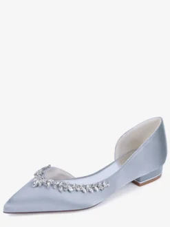 Chaussures de mariage plates ivoire en satin à bout pointu et strass
