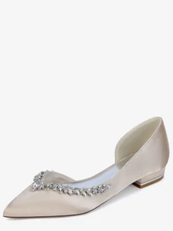 Chaussures de mariage plates ivoire en satin à bout pointu et strass