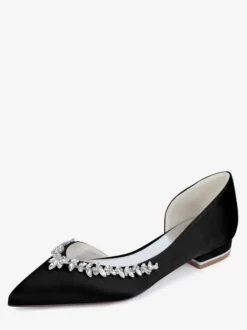 Chaussures de mariage plates ivoire en satin à bout pointu et strass