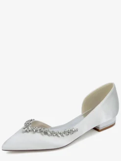 Chaussures de mariage plates ivoire en satin à bout pointu et strass