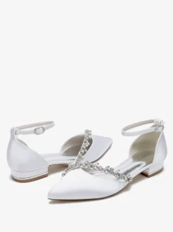 Chaussures de mariage plates en satin à bout pointu avec strass et bride à la cheville