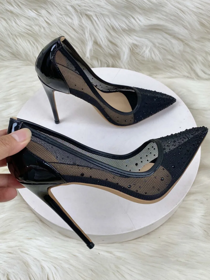 Chaussures de mariage à talons aiguilles et bout pointu en maille noire avec patchwork de strass