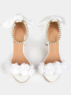 Chaussures de mariage à talons épais perles blanches détails de fleurs bout ouvert bride à la cheville chaussures de mariée