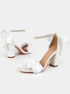 Chaussures de mariage à talons épais perles blanches détails de fleurs bout ouvert bride à la cheville chaussures de mariée