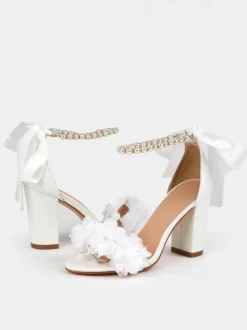 Chaussures de mariage à talons épais perles blanches détails de fleurs bout ouvert bride à la cheville chaussures de mariée