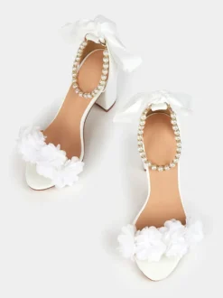 Chaussures de mariage à talons épais perles blanches détails de fleurs bout ouvert bride à la cheville chaussures de mariée