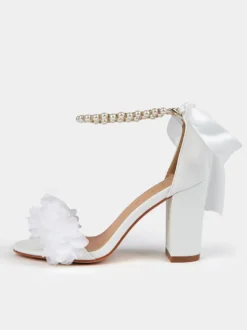 Chaussures de mariage à talons épais perles blanches détails de fleurs bout ouvert bride à la cheville chaussures de mariée