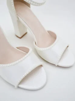 Chaussures de mariage à talons épais Chaussures de mariée à bout ouvert avec perles blanches