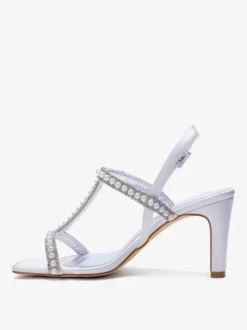 Chaussures de mariée blanches à bout ouvert ornées de perles et à talon compensé en forme de T.