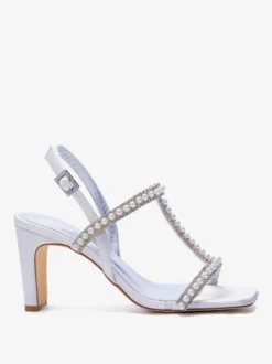 Chaussures de mariée blanches à bout ouvert ornées de perles et à talon compensé en forme de T.