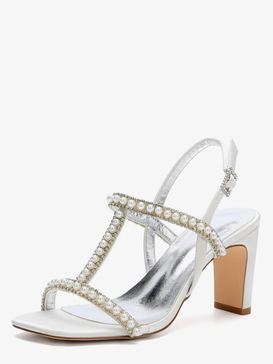 Chaussures de mariée blanches à bout ouvert ornées de perles et à talon compensé en forme de T.