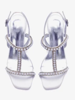 Chaussures de mariée blanches à bout ouvert ornées de perles et à talon compensé en forme de T.
