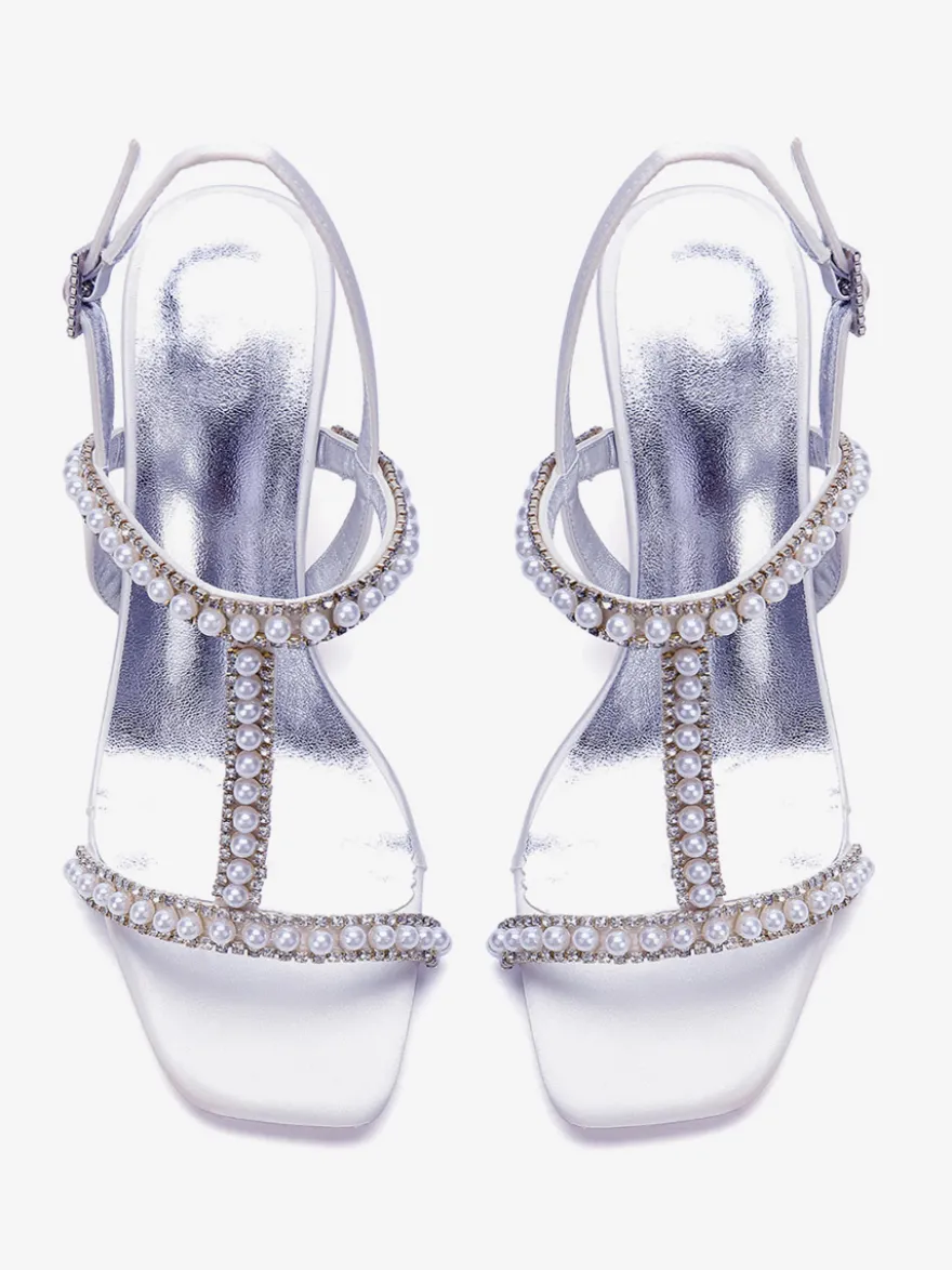 Chaussures de mariée blanches à bout ouvert ornées de perles et à talon compensé en forme de T.