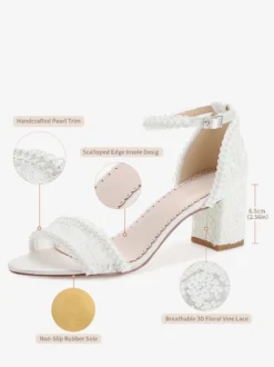 Chaussures de mariée ivoire à bout ouvert et talon compensé ornées de dentelle.