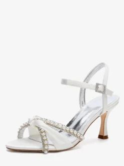 Chaussures de mariée ivoire à bout ouvert perles et talons chaton croisés