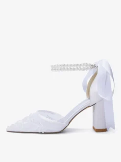 Chaussures de mariée ivoire en résille à bout pointu et perles ornées d'une bride à la cheville.