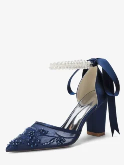 Chaussures de mariée ivoire en résille à bout pointu et perles ornées d'une bride à la cheville.
