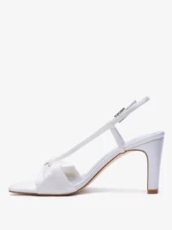 Chaussures de mariée ivoire en satin à bout ouvert et talons compensés.