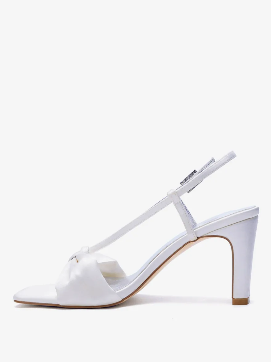 Chaussures de mariée ivoire en satin à bout ouvert et talons compensés.