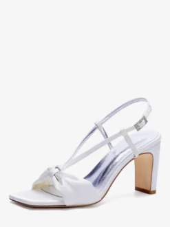 Chaussures de mariée ivoire en satin à bout ouvert et talons compensés.