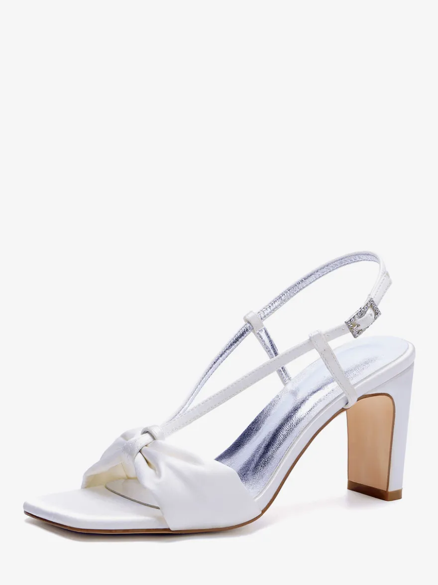 Chaussures de mariée ivoire en satin à bout ouvert et talons compensés.