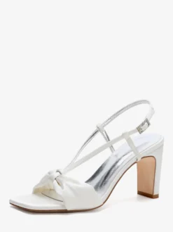 Chaussures de mariée ivoire en satin à bout ouvert et talons compensés.