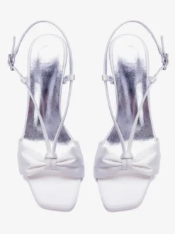 Chaussures de mariée ivoire en satin à bout ouvert et talons compensés.