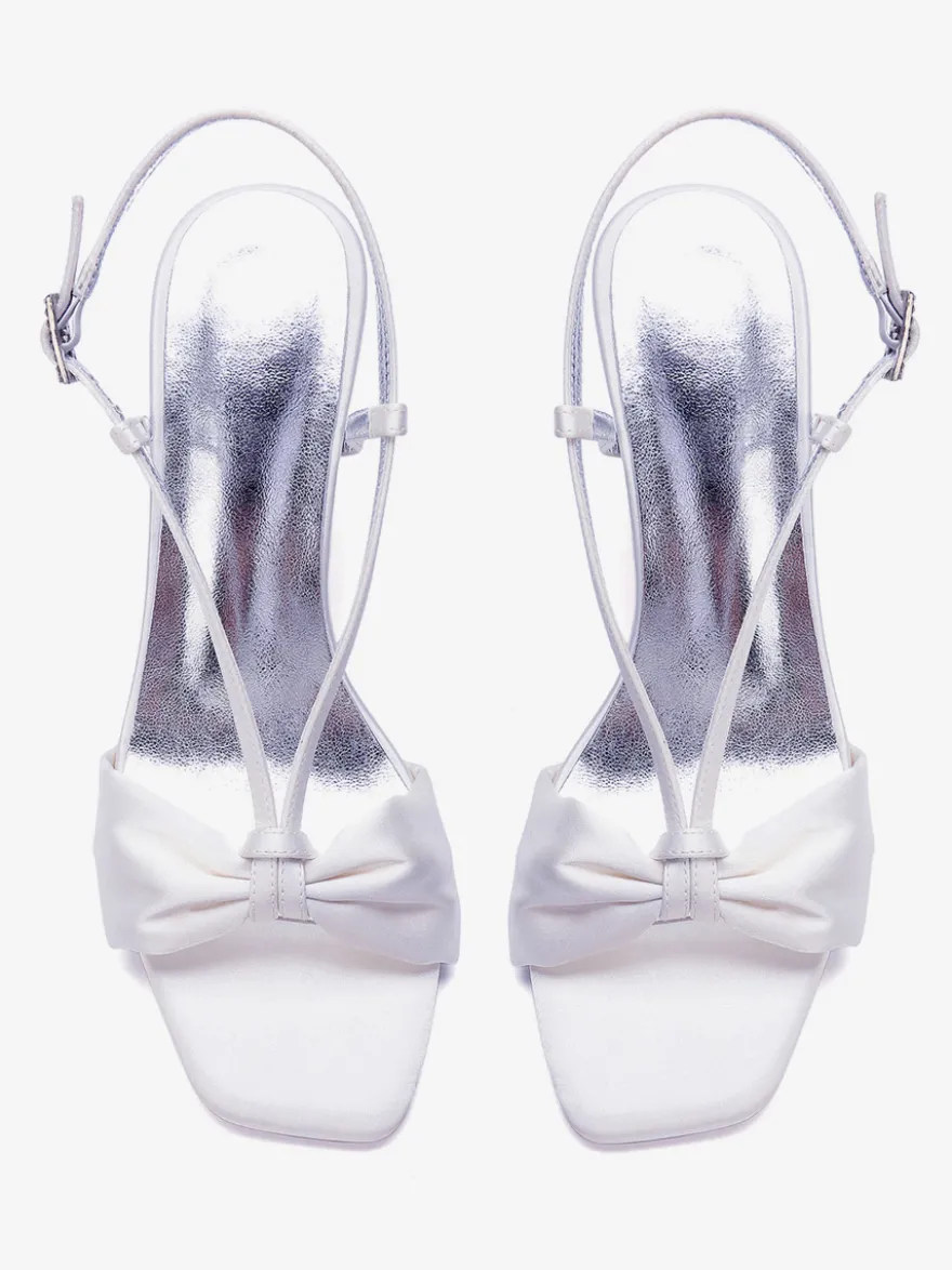 Chaussures de mariée ivoire en satin à bout ouvert et talons compensés.