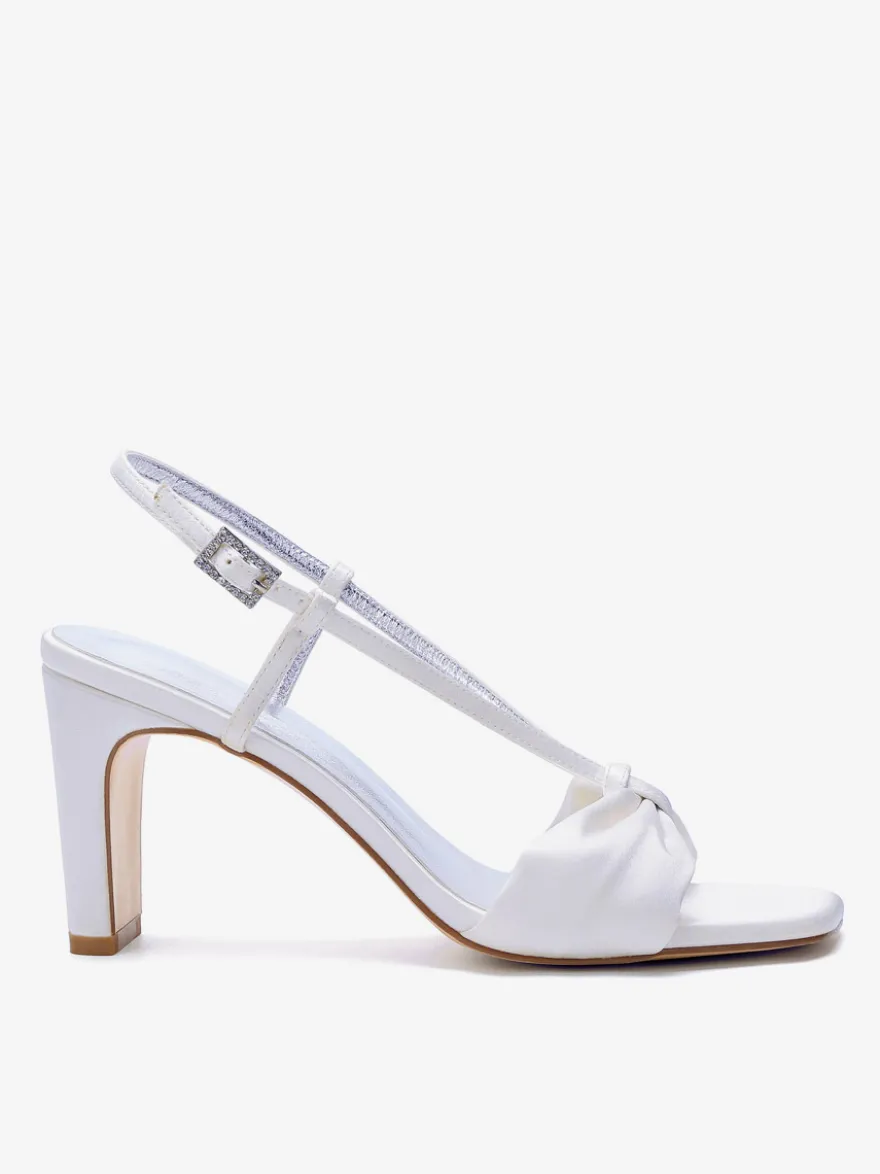 Chaussures de mariée ivoire en satin à bout ouvert et talons compensés.