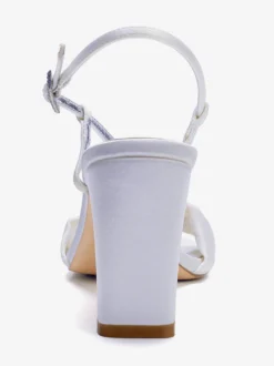 Chaussures de mariée ivoire en satin à bout ouvert et talons compensés.