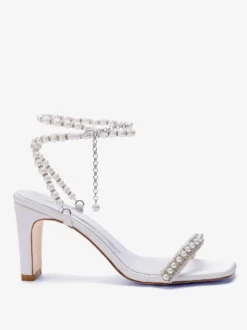 Chaussures de mariée ivoire en satin et perles à bride cheville et talons hauts.