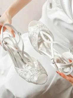 Chaussures de mariée à petits talons bout ouvert perles style T