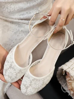 Chaussures de mariée à petits talons ornées de dentelle bout rond et bride cheville