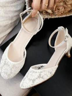 Chaussures de mariée à petits talons ornées de dentelle bout rond et bride cheville