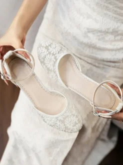 Chaussures de mariée à petits talons ornées de dentelle bout rond et bride cheville