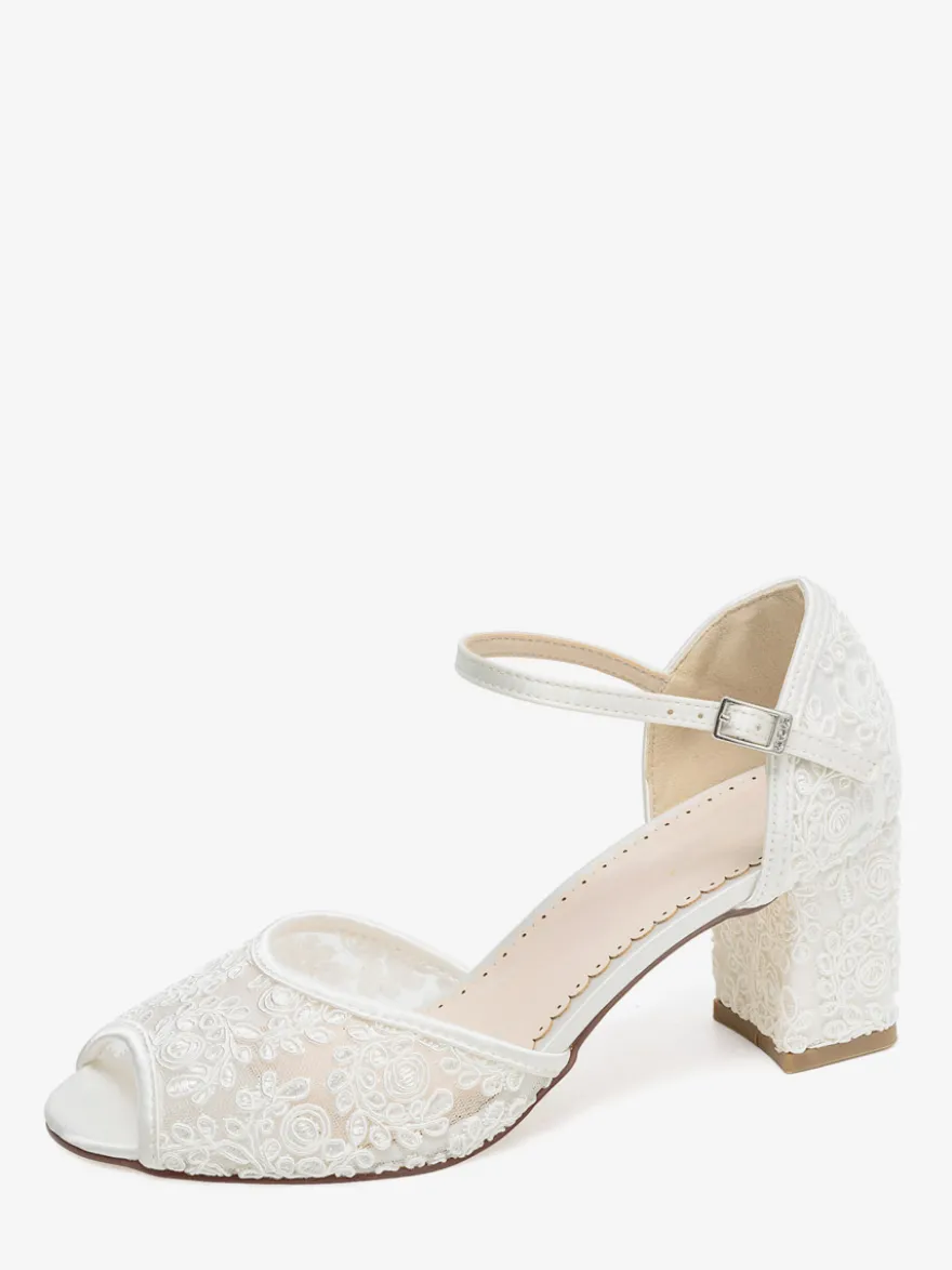 Chaussures de mariée à talon bloc bout ouvert dentelle appliquée et boucle.