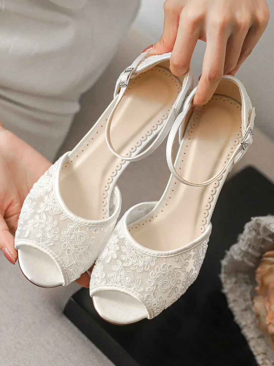 Chaussures de mariée à talon bloc bout ouvert dentelle appliquée et boucle.