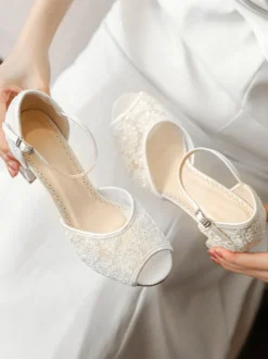 Chaussures de mariée à talon bloc bout ouvert dentelle appliquée et boucle.