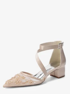Chaussures de mariée à talons compensés bout pointu ornées de perles et de brides à talons bas.