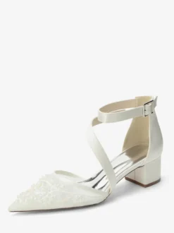 Chaussures de mariée à talons compensés bout pointu ornées de perles et de brides à talons bas.
