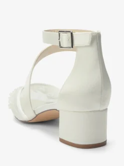 Chaussures de mariée à talons compensés bout pointu ornées de perles et de brides à talons bas.