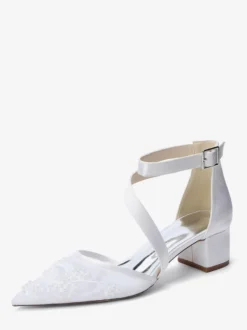 Chaussures de mariée à talons compensés bout pointu ornées de perles et de brides à talons bas.