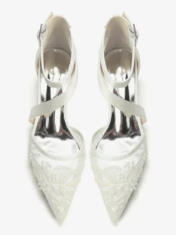 Chaussures de mariée à talons compensés bout pointu ornées de perles et de brides à talons bas.